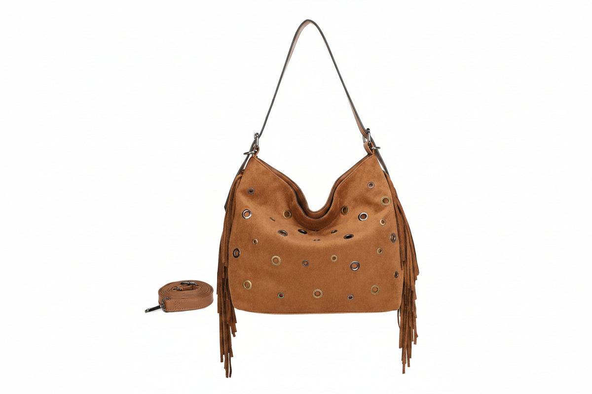 Bolso de hombro suave en ecopiel afelpada con flecos y ojales metálicos