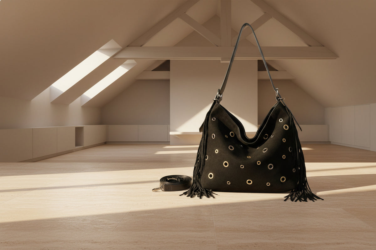 Bolso de hombro suave en ecopiel afelpada con flecos y ojales metálicos