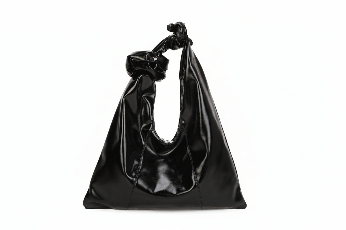 Bolso de hombro tipo saco suave en ecopiel con asa de nudos