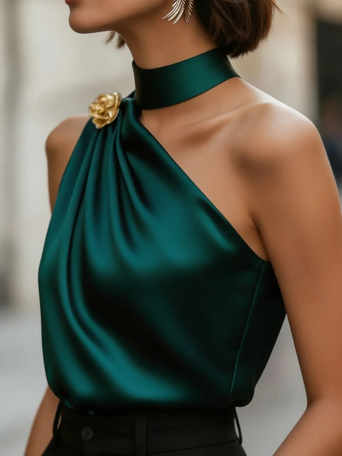 Blusa Satiné Un Hombro | Detalle Floral Dorado · Verde Oscuro