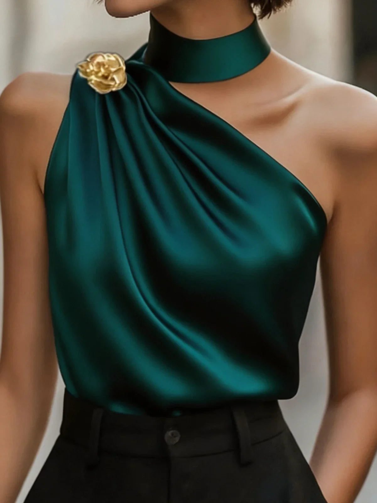 Blusa Satiné Un Hombro | Detalle Floral Dorado · Verde Oscuro