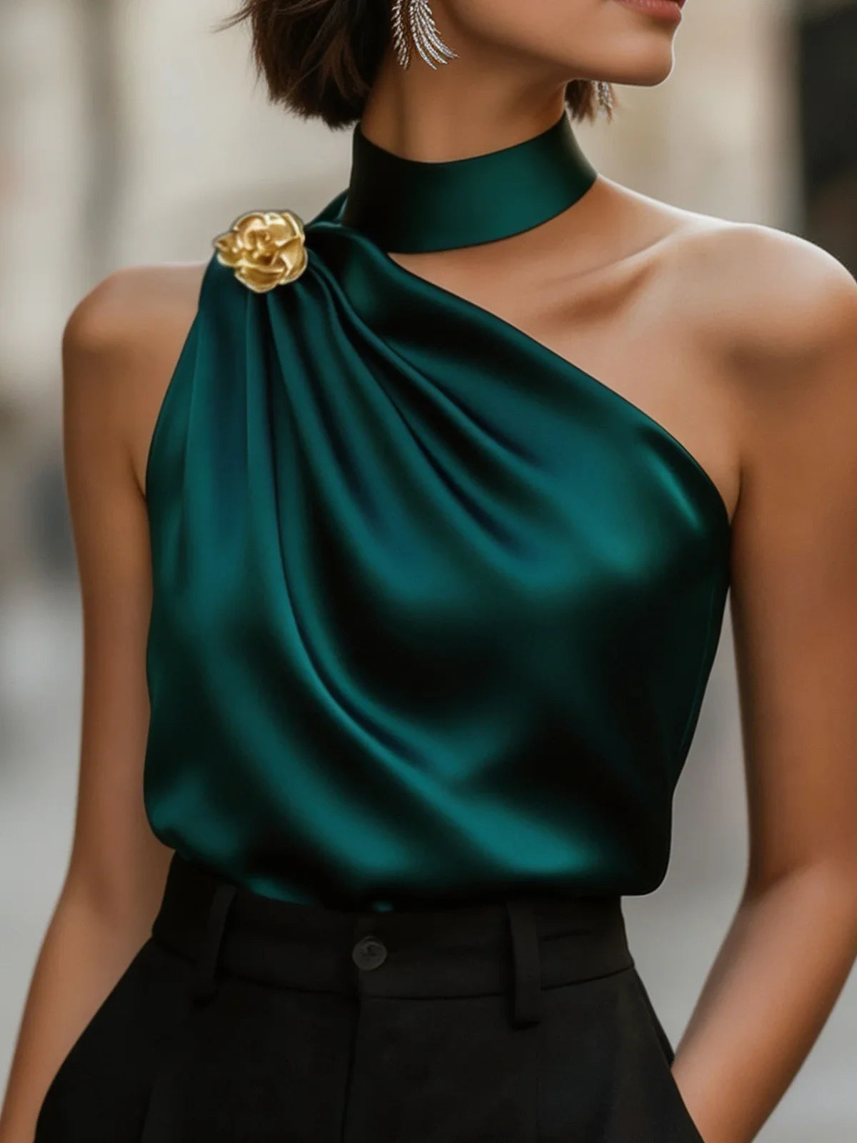 Blusa Satiné Un Hombro | Detalle Floral Dorado · Verde Oscuro