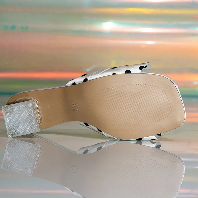 Sandalias de Tacón con Lazo y Perla | Lunares · Tacón Transparente · Blanco y Negro