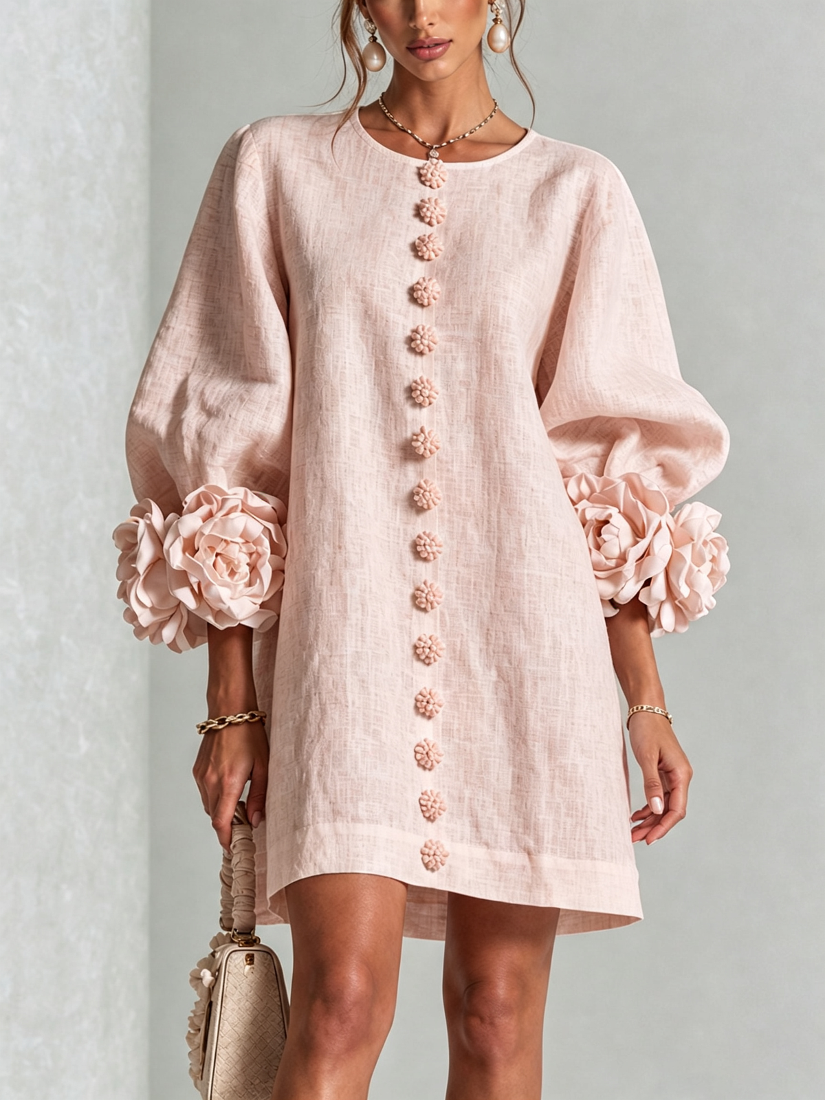 Vestido Mini con Botones Florales y Puños de Rosetones Vistosos