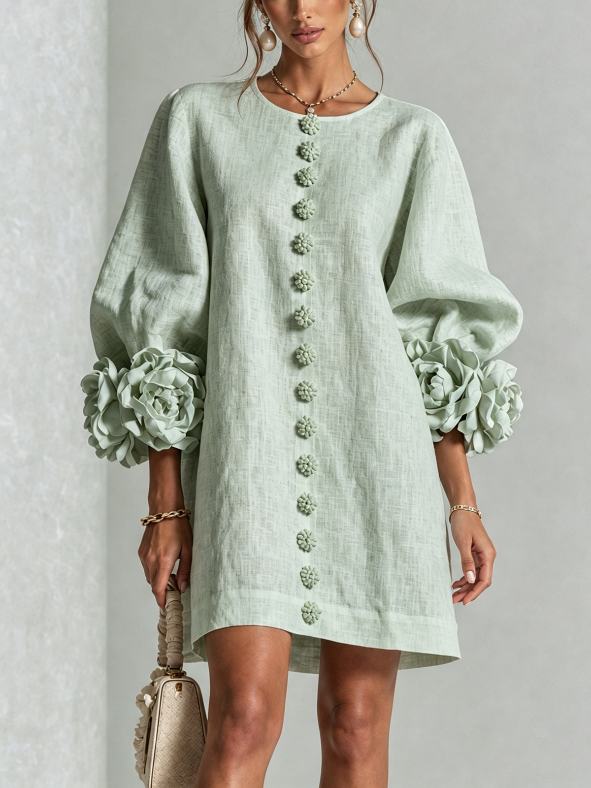 Vestido Mini con Botones Florales y Puños de Rosetones Vistosos
