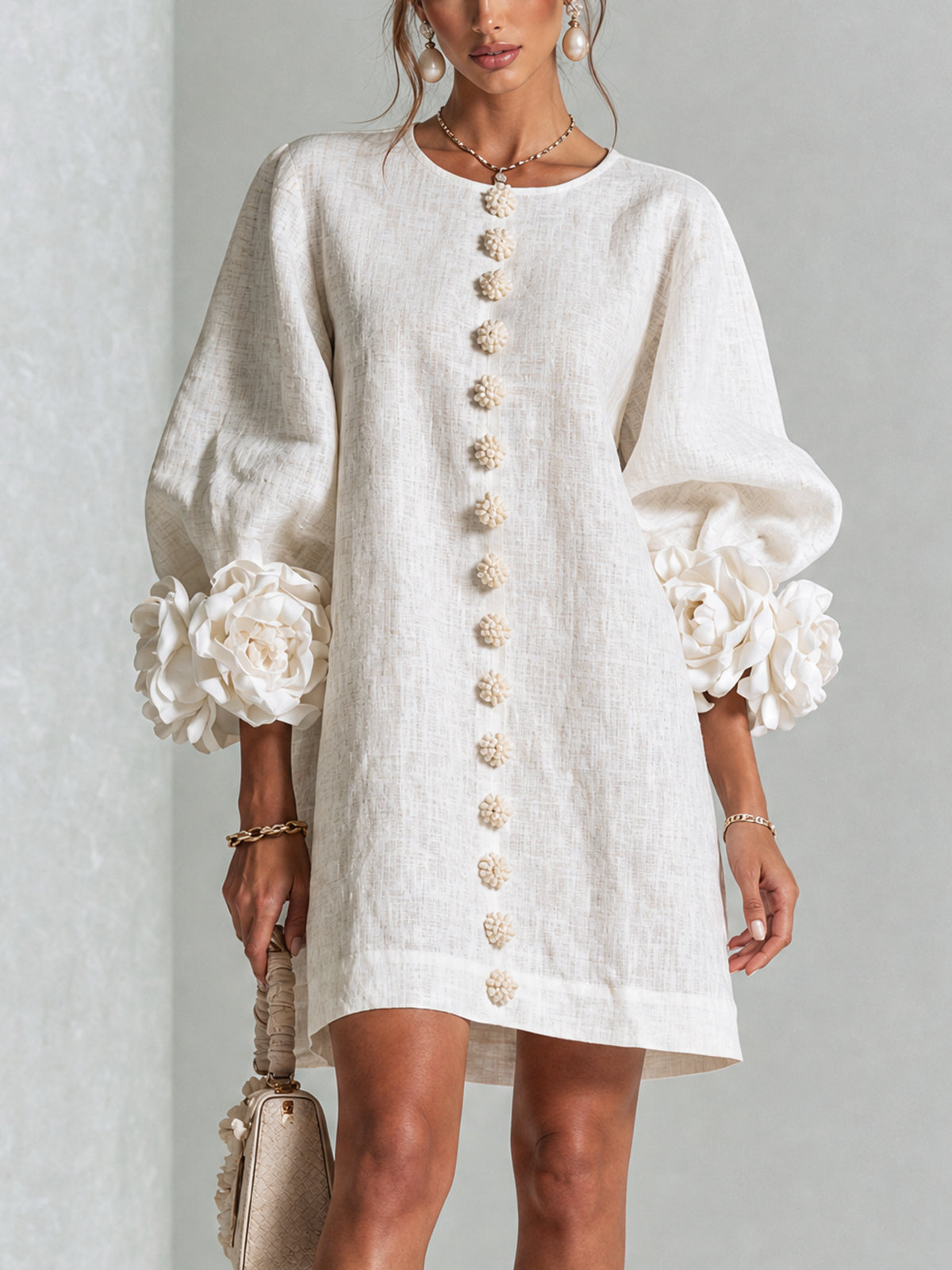 Vestido Mini con Botones Florales y Puños de Rosetones Vistosos