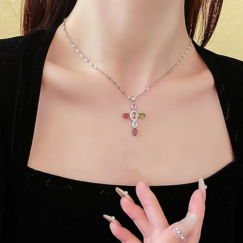 Irene | Collar con colgante de cruz de strass