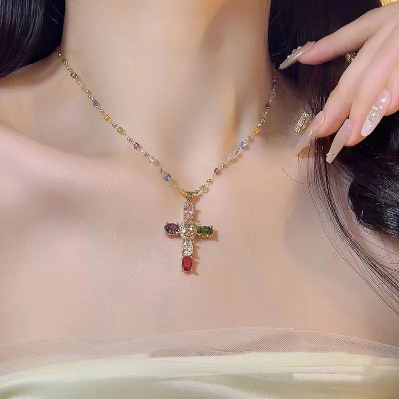 Irene | Collar con colgante de cruz de strass